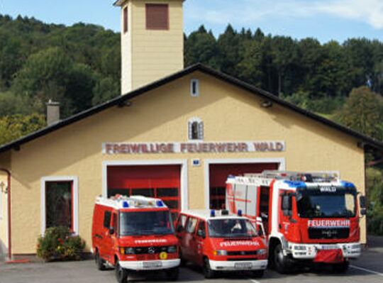 Foto: Frontansicht des FF Hauses in Wald